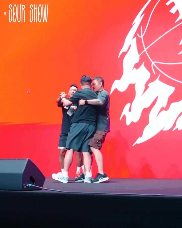 世预赛买球-詹姆斯中国行花絮：狂热球迷冲上舞台被带走 詹姆斯无奈摇头微笑