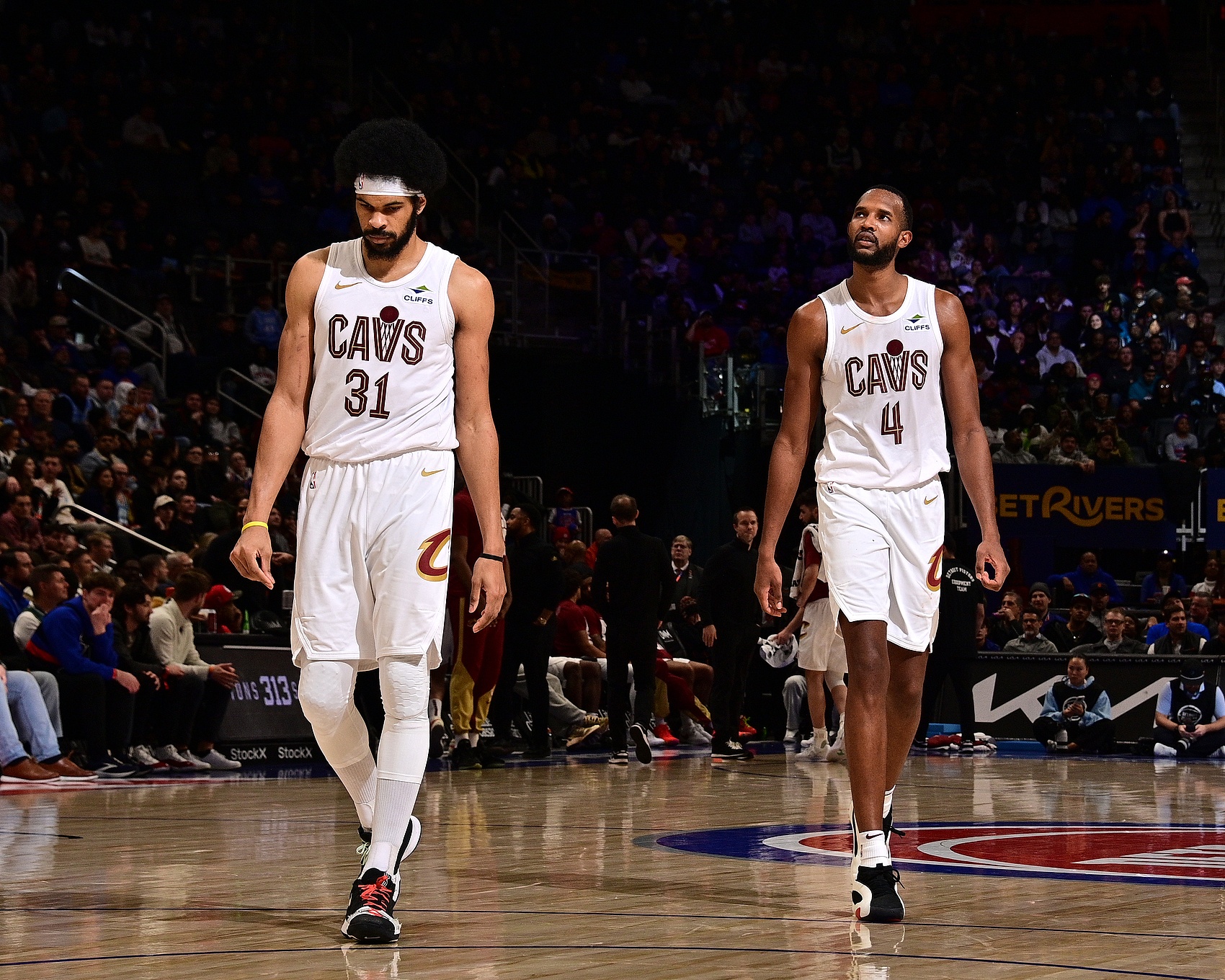 世预赛买球-轮番轰炸！贾勒特·阿伦单臂空接 随后莫布里突破暴扣打停黄蜂